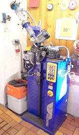 Sch�rfen von S�geketten mit modernstem Sch�rfautomaten und Spr�hnebelk�hlung