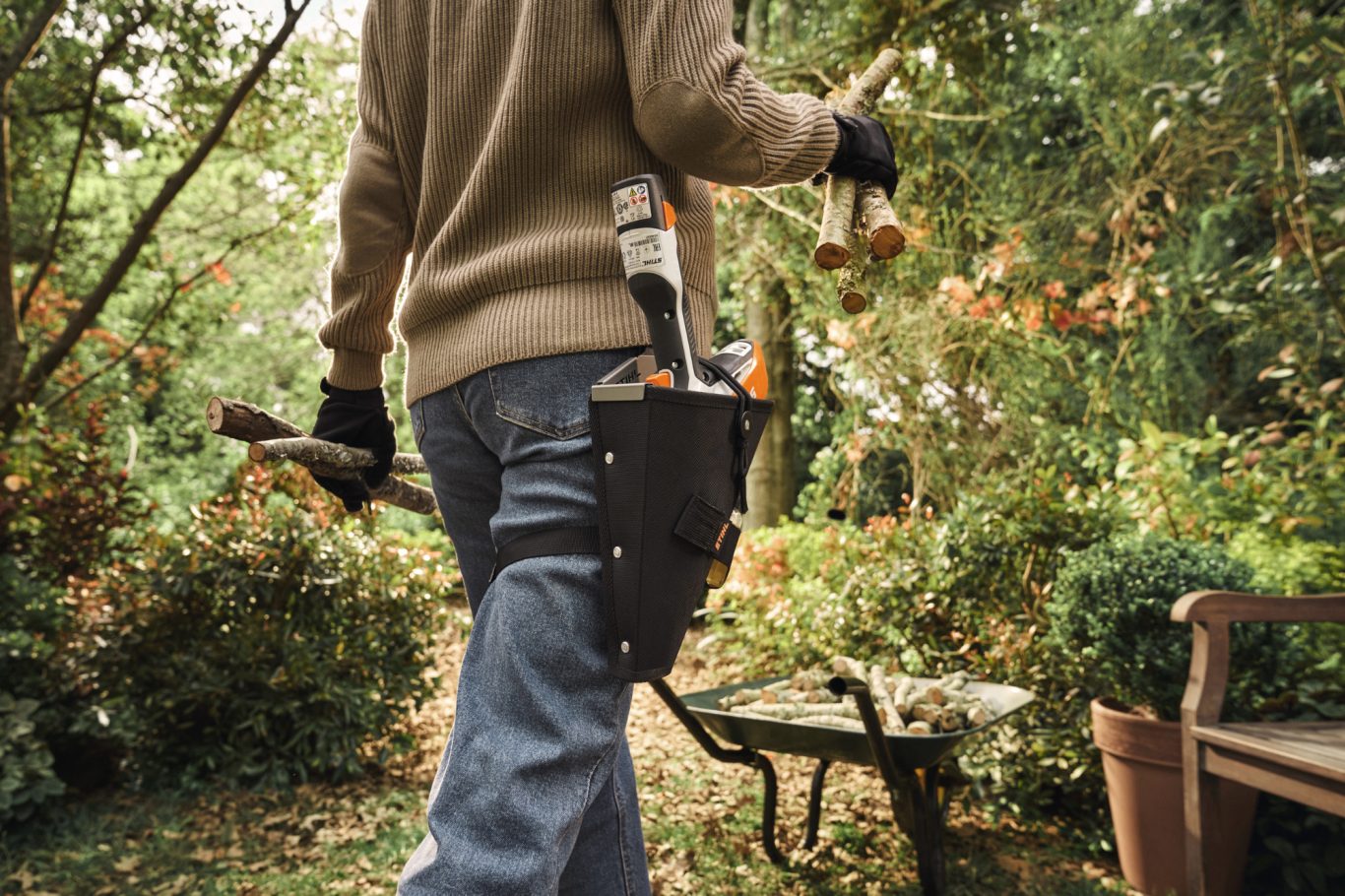 STIHL-Gehölzschneider-GTA20-Holster Einsatz vom STIHL GTA 20 praktisch getragen am Holster